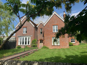 Stunning 6 bedroom Farmhouse in Hellingly